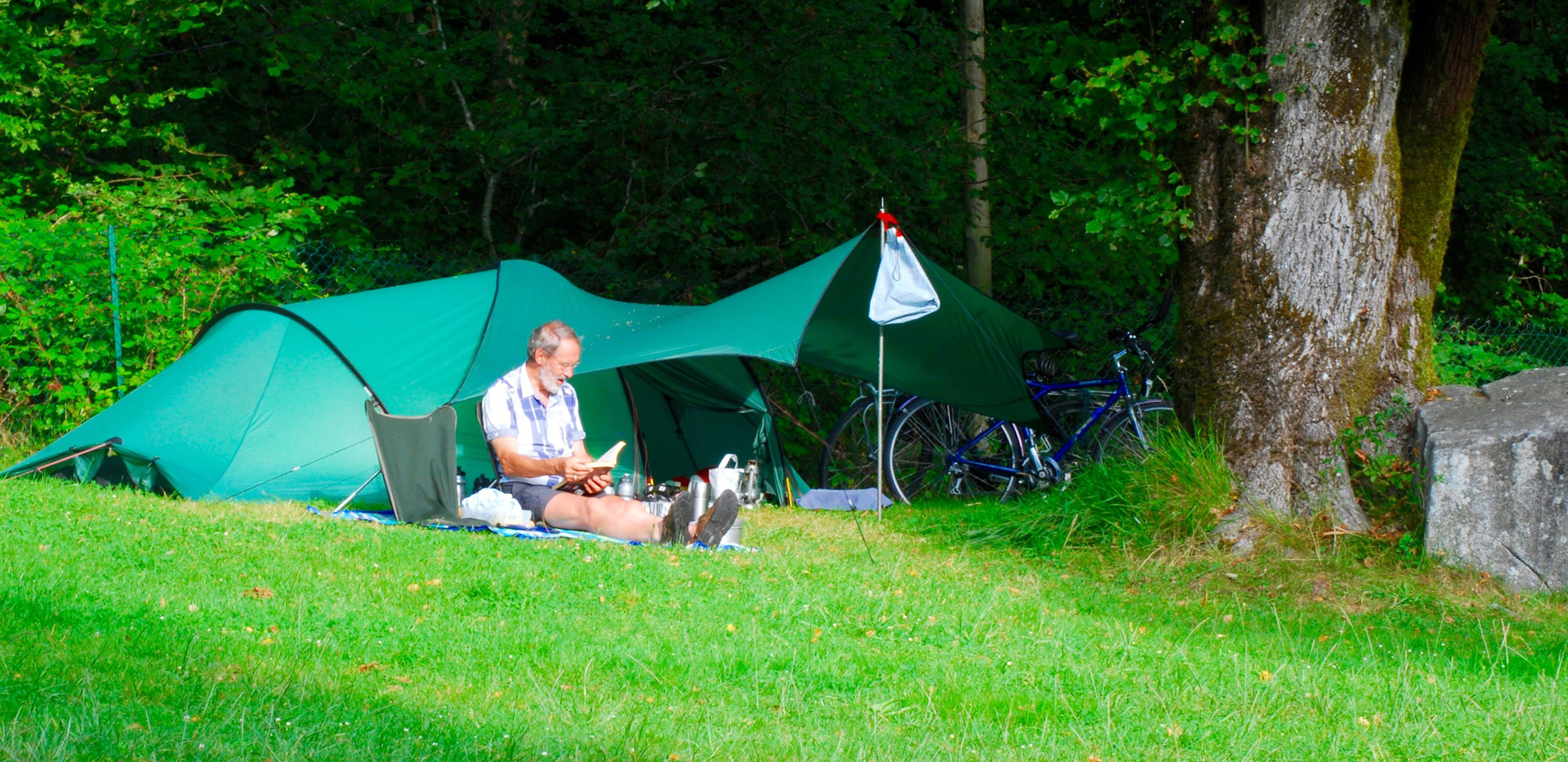 Espace pour tente au camping la Forêt Lourdes